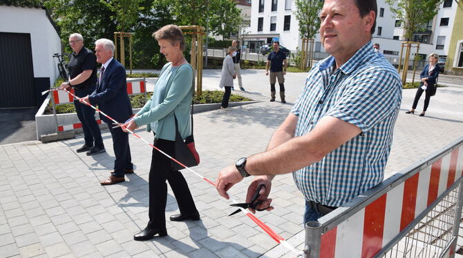 Parkplatz an der Schillerstraße in Ofterdingen nun nutzbar: Das Band durchschnitten (von links) Jochen Flammer, Chef der Tiefbau