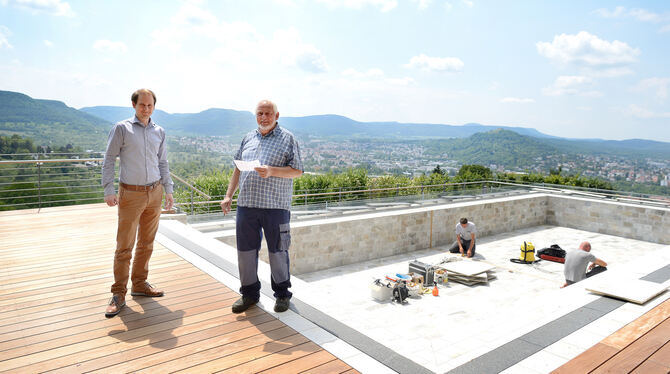 Dominic Heyden, Direktor des Achalm-Hotels, bespricht mit Hans Maichle (rechts) den Fortgang der Poolrenovierung. Ab 6. Juni dür Dominic Heyden, Direktor des Achalm-Hotels, bespricht mit Hans Maichle (rechts) den Fortgang der Poolrenovierung. Ab 6. Juni dür
