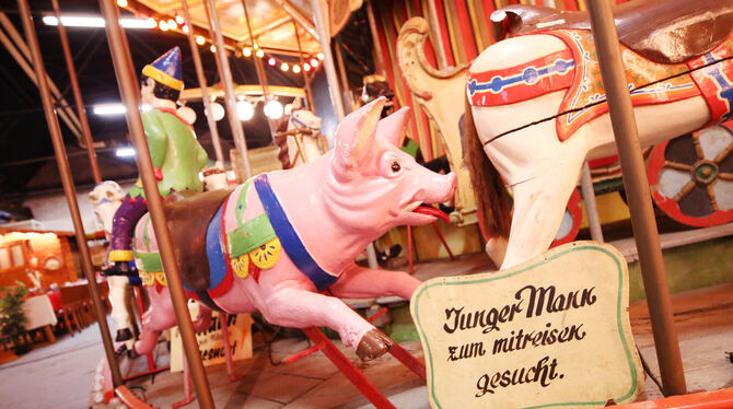 Kinderkarussells wie dieses kommen coronabedingt derzeit nicht zum Einsatz. Die Schausteller stöhnen.  FOTO: DPA