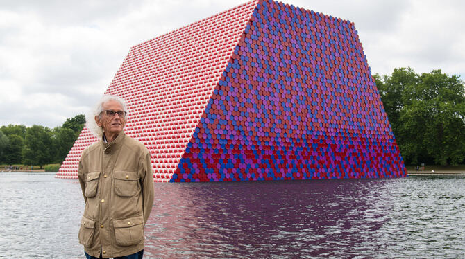 Christo vor der Ölfässer-Pyramide »The Mastaba« in London, dem letzten vollendeten Projekt.