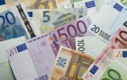 Zahlreiche Euro-Banknoten liegen auf einem Haufen
