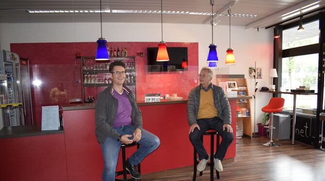 Frank Falter (links) und Harald Hug an der Kultur-Theke: Sie freuen sich nach der coronabedingten Schließung, das Kulturforum in Frank Falter (links) und Harald Hug an der Kultur-Theke: Sie freuen sich nach der coronabedingten Schließung, das Kulturforum in