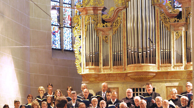 Chorsänger und Orchestermusiker auf engem Raum: Szenen wie diese bei der Aufführung von Bachs h-Moll-Messe im Jahr 2017 in der M