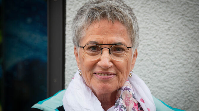 Brigitte Herrmann hatte selbst schon Corona. Die App hat sie sofort installiert, um das Virus zu besiegen.