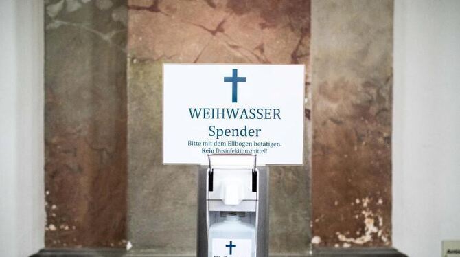Ein Spender mit Weihwasser steht in der Basilika Birnau