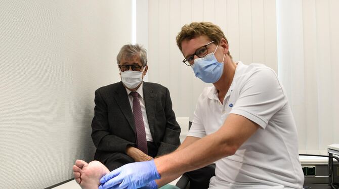 Diabetiker Helmut Geismann aus Münsingen (links) hat seinen Fuß noch. Nur der große Zeh war nicht mehr zu retten. Die Heilung un Diabetiker Helmut Geismann aus Münsingen (links) hat seinen Fuß noch. Nur der große Zeh war nicht mehr zu retten. Die Heilung un