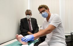 Diabetiker Helmut Geismann aus Münsingen (links) hat seinen Fuß noch. Nur der große Zeh war nicht mehr zu retten. Die Heilung un