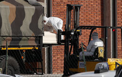  Ein Sarg wird während der dramatischen Lage Italiens in der Coronavirus-Krise vor der Kirche San Giuseppe von Menschen in Schut