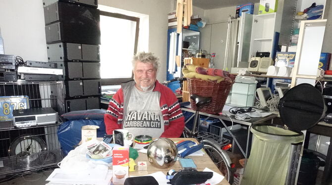 Markus Rückert in dem Raum, in dem ein Rastaclub einziehen soll. Im zweiten und dritten Stock wohnt der 56-Jährige. FOTOS: DÖRR Markus Rückert in dem Raum, in dem ein Rastaclub einziehen soll. Im zweiten und dritten Stock wohnt der 56-Jährige. FOTOS: DÖRR
