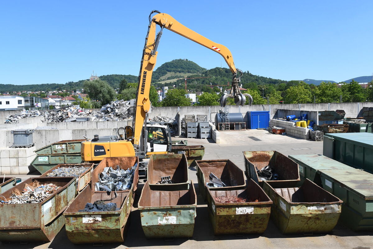 11000 Quadratmeter groß ist das Betriebsgelände der Rohstoffverwertung Reutlingen mit Blick auf die Achalm. 11000 Quadratmeter groß ist das Betriebsgelände der Rohstoffverwertung Reutlingen mit Blick auf die Achalm.