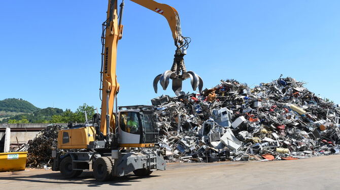 Ein Bagger sortiert Schrott grob vor.