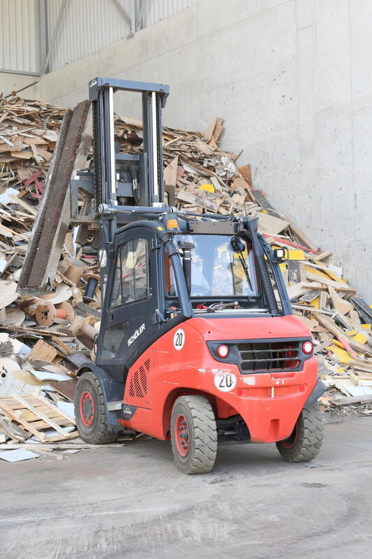 Nach der Erfassung folgt die grobe Vorsortierung per Hand oder mit dem Bagger. Insgesamt beschäftigt die Rohstoffverwertung dafü Nach der Erfassung folgt die grobe Vorsortierung per Hand oder mit dem Bagger. Insgesamt beschäftigt die Rohstoffverwertung dafü