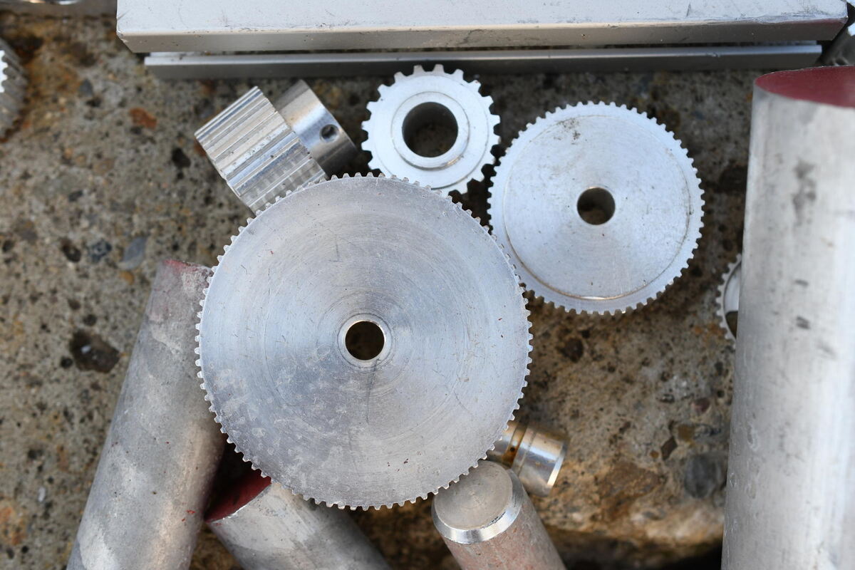 Eigentlich zu schön für den Schrott: Filigrane Zahnräder aus Aluminium. Eigentlich zu schön für den Schrott: Filigrane Zahnräder aus Aluminium.
