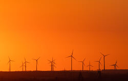 Windkraftanlagen: »Verspargelung« der Landschaft oder Zukunft der Energie?  FOTO: DPA