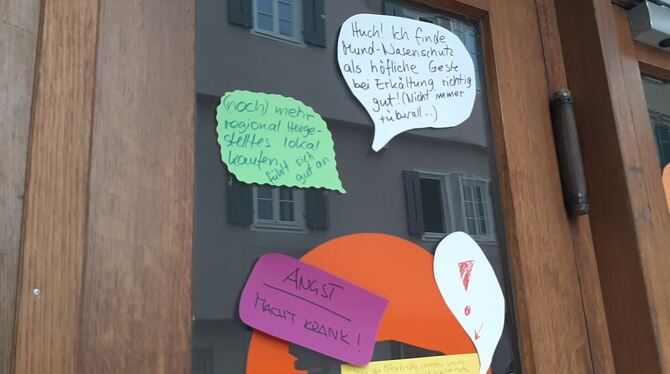 Sprechblasen am ehemaligen Löwen-Kino in Tübingen: Was wir durch die Pandemie gelernt haben.