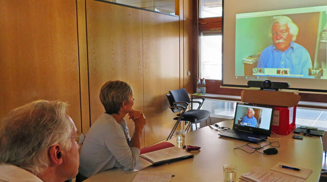 Videokonferenz mit Ellesmere Port : Vertreter des Kulturamts Reutlingen und auf der Leinwand Fritz Schäfer, zweiter Vorsitzender Videokonferenz mit Ellesmere Port : Vertreter des Kulturamts Reutlingen und auf der Leinwand Fritz Schäfer, zweiter Vorsitzender