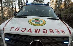 Das Logo der Bergwacht ist auf einem Einsatzfahrzeug zu sehen