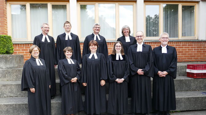 Ordination von vier jungen Theologen in Metzingen. Im Bild (vordere Reihe, von links) Gudrun Bertsch, Christina Kuß, Dina Streib