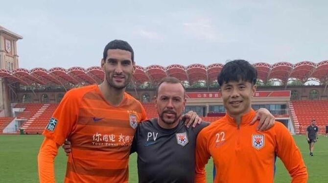 Vor seinem Debüt als Co-Trainer beim chinesischen Top-Club Shandong Luneng Taishan: Der Dettinger Paco Vaz (Mitte) mit den beide Vor seinem Debüt als Co-Trainer beim chinesischen Top-Club Shandong Luneng Taishan: Der Dettinger Paco Vaz (Mitte) mit den beide