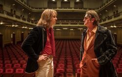 Zwei mal zwei Kulturmacher: Im linken Bild Jan Bülow (links) als Udo Lindenberg und Detlev Buck als Mattheisen in dem Kinofilm »