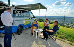 GEA-Redakteurin Karin Kiefhaber moderiert das Video auf der Achalm.  FOTOS: NIETHAMMER