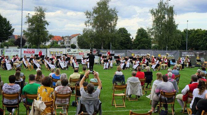 Das Blasorchester des Musikvereins Mössingen unter der Leitung von Dirigent Simon Löffelmann spielte wieder vor Publikum.  FOTO: