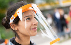 Schicker als Maske sind die »Face-Shields« bestimmt. Da sie aber weniger Schutz gewähren, sind sie im Land nicht zugelassen.  FO