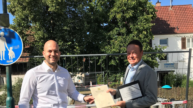 Im Herbst können die Bauarbeiten für einen neue Fußgängerbrücke über die Echaz beginnen. Regierungspräsident Klaus Tappeser über Im Herbst können die Bauarbeiten für einen neue Fußgängerbrücke über die Echaz beginnen. Regierungspräsident Klaus Tappeser über