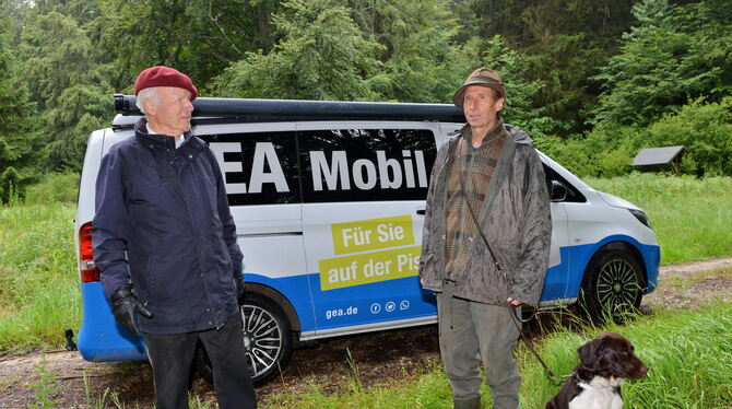 Hermann Walz und Horst Lengnick haben im Wald beim Hohfleck zum Thema Windkraft diskutiert. Mit dabei war auch Lengnicks Jagdhun Hermann Walz und Horst Lengnick haben im Wald beim Hohfleck zum Thema Windkraft diskutiert. Mit dabei war auch Lengnicks Jagdhun