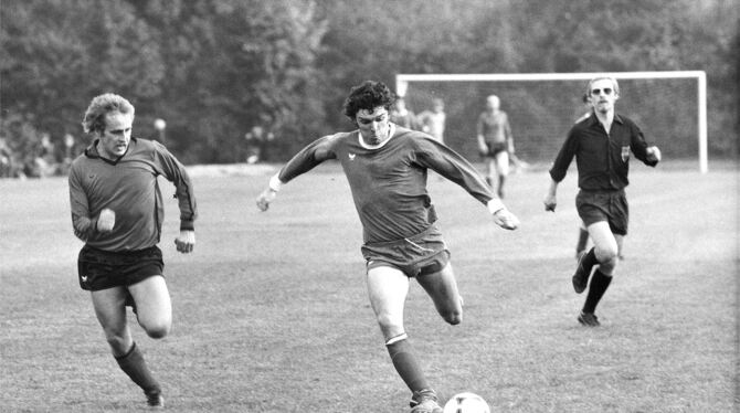 Robert Döllinger (am Ball) im Duell gegen den FC Urach vor etwa 30 Jahren. FOTOS: PRIVAT Robert Döllinger (am Ball) im Duell gegen den FC Urach vor etwa 30 Jahren. FOTOS: PRIVAT