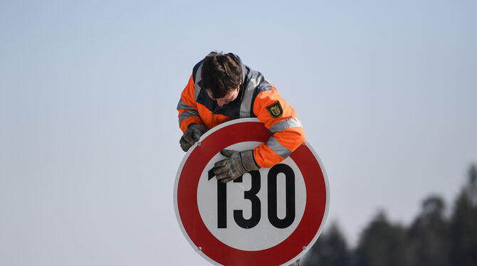 Das Tempolimit 130 auf deutschen Autobahnen steht zur Diskussion. FOTO: DPA