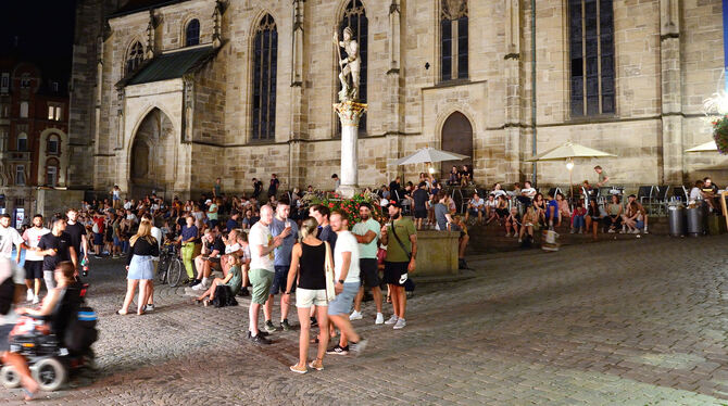 Treppe Stiftskirche Tübingen Die Treppe an der Stiftskirche Tübingen ist als Outdoor-Trinking-Treffpunkt unter jungen Menschen sehr beliebt. FOTOS: PIETH
