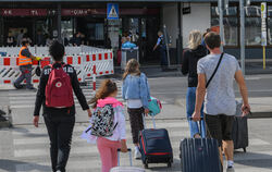 Urlaubsrückkehrer aus Risikogebieten mit hoher Covid-19-Infektionsgefahr müssen sich bei der zuständigen Behörde melden und seit