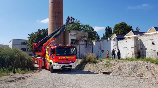 Die Feuerwehr rückte mit einem Löschfahrzeug und der Drehleiter an und nahm im Rettungskorb einen Polizisten mit an Bord, der de