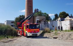 Die Feuerwehr rückte mit einem Löschfahrzeug und der Drehleiter an und nahm im Rettungskorb einen Polizisten mit an Bord, der de