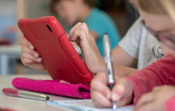 Grundschüler nutzen ein Tablet. Viele Schulen stehen bei der Digitalisierung des Lernens erst am Anfang. Doch das Coronavirus ha