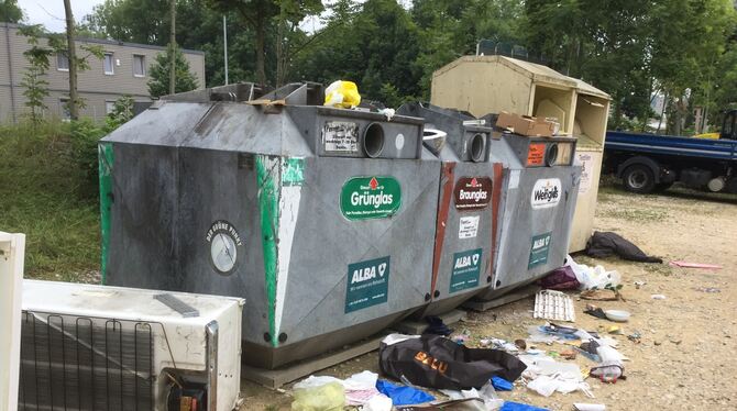 An den Altglascontainern von Metzingen sammelt sich laut Stadtverwaltung jeweils eine halbe Tonne an illegalem Müll – sogar alte An den Altglascontainern von Metzingen sammelt sich laut Stadtverwaltung jeweils eine halbe Tonne an illegalem Müll – sogar alte