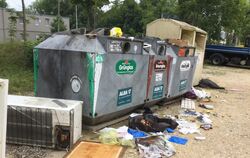 An den Altglascontainern von Metzingen sammelt sich laut Stadtverwaltung jeweils eine halbe Tonne an illegalem Müll – sogar alte