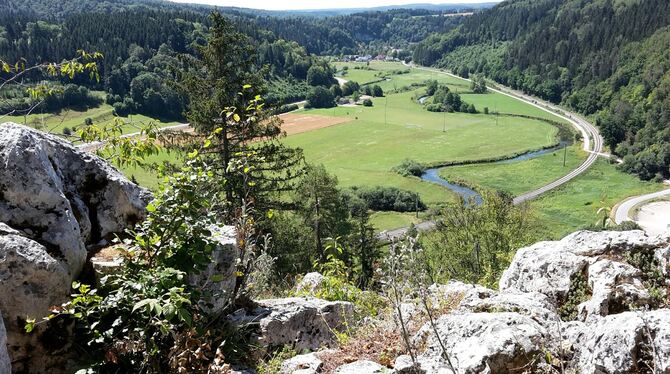 Idylle mit Flüsschen und Eisenbahn: das Laucherttal vom Aussichtspunkt Enzenbarn bei Hettingen. FOTOS: DEWALD Idylle mit Flüsschen und Eisenbahn: das Laucherttal vom Aussichtspunkt Enzenbarn bei Hettingen. FOTOS: DEWALD
