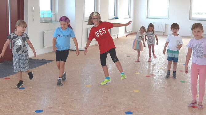 Bilanz Sommerfit-Programm Dettingen: Balanceübungen gehörten zum Kinderprogramm.  FOTO: KATZMAIER