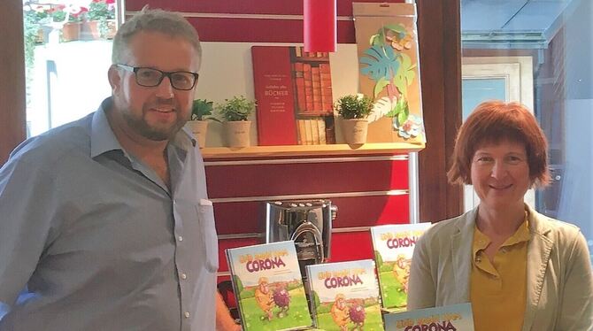 David Zechmeister präsentiert in der Uracher Buchhandlung am Marktplatz sein Buch »...und dann kam Corona« zum ausgefallenen Mar David Zechmeister präsentiert in der Uracher Buchhandlung am Marktplatz sein Buch »...und dann kam Corona« zum ausgefallenen Mar