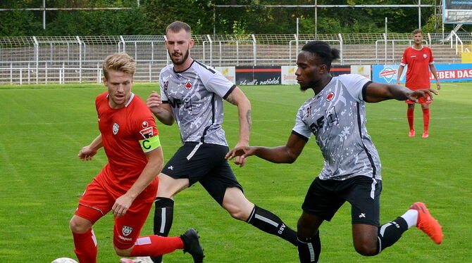 Unter Druck: Pierre Eiberger. Die Göppinger Gentian Lekaj (Mitte) und Jeffrey Idehen attackieren den SSV-Kapitän. FOTO: NIETHAM Unter Druck: Pierre Eiberger. Die Göppinger Gentian Lekaj (Mitte) und Jeffrey Idehen attackieren den SSV-Kapitän. FOTO: NIETHAM