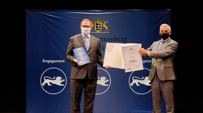 Ulrich Nann (links), Geschäftsführer der Baumann GmbH in Lichtenstein, erhielt die Urkunde, die das Unternehmen als "ehrenamtsf Ulrich Nann (links), Geschäftsführer der Baumann GmbH in Lichtenstein, erhielt die Urkunde, die das Unternehmen als "ehrenamtsf