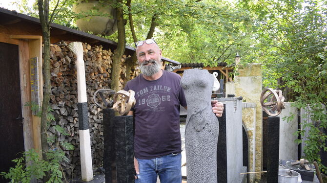 Konrad Schlipf vor seiner Bildhauerwerkstatt am Ende seines Gartens in Metzingen. FOTOS: FÜSSEL Konrad Schlipf vor seiner Bildhauerwerkstatt am Ende seines Gartens in Metzingen. FOTOS: FÜSSEL
