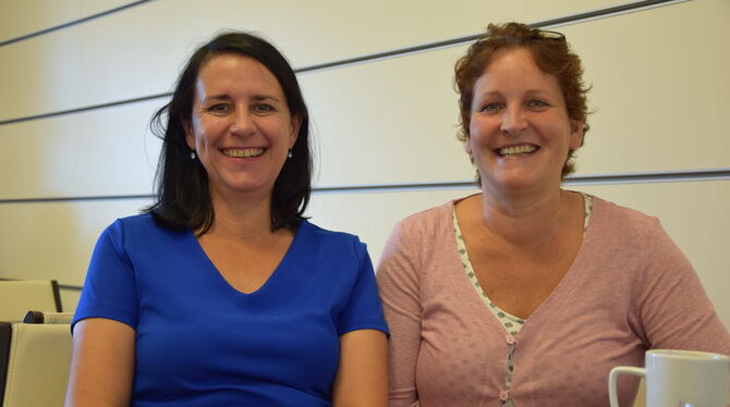 Als »Herzenssache« bezeichnen Elke Seelmann (links) und Antonie Bäuerle ihre Ini-tiative für Gambia.  FOTO: STÖHR