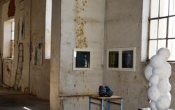 Blick in die Ausstellung »Trotz allem« von Künstlerinnen und Künstlern der Alten Spinnerei Wannweil im Batteurgebäude. Im Vorder