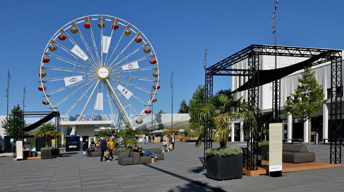 Das Riesenrad in der Outletcity hat regen Zulauf. Beliebte Fotomotive der Besucher: der Blick über den Rand der Schwäbischen Alb Das Riesenrad in der Outletcity hat regen Zulauf. Beliebte Fotomotive der Besucher: der Blick über den Rand der Schwäbischen Alb