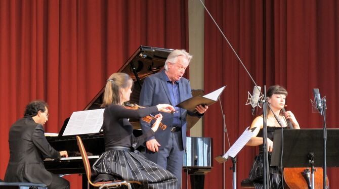Das Oberon-Trio und der Tenor Christoph Prégardien traten in der Bad Uracher Festhalle auf. FOTO: CANTRÉ Das Oberon-Trio und der Tenor Christoph Prégardien traten in der Bad Uracher Festhalle auf. FOTO: CANTRÉ