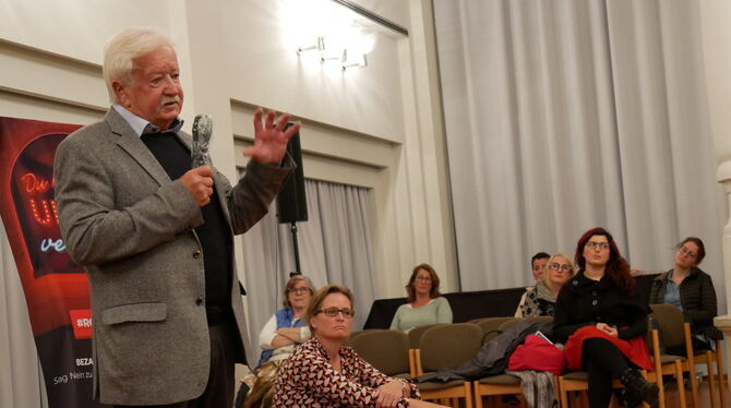 Im Rahmen der Interkulturellen Wochen referierte der ehemalige »Kriminaler« Manfred Paulus über Menschenhandel. FOTO: LEISTER Im Rahmen der Interkulturellen Wochen referierte der ehemalige »Kriminaler« Manfred Paulus über Menschenhandel. FOTO: LEISTER