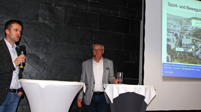 Steffen Menacher, Prokurist der Schöller SI Immobilien Reutlingen (links) und VfL-Präsident Sven Schauenburg stellten den Mitgli